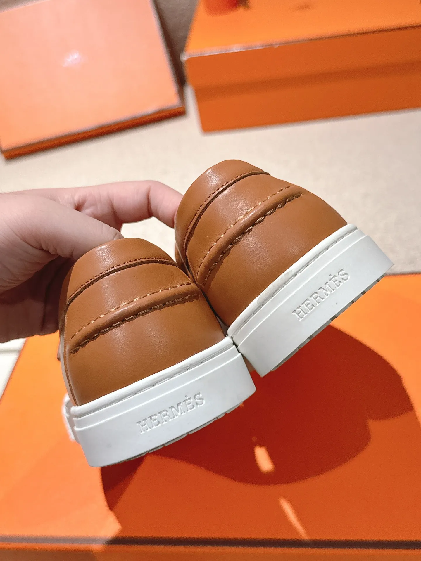 Men's men's shoes P620! Hermes# Thick Sole Couple Loafers These lace-up free sneakers in calfskin and washed denim feature signature "H" details. The design is simple and smooth, creating a fashionable urban look. It is comfortable and versatile. H family classics are not outdated, and the delivery counter is beautifully packaged🛍📦 Fabric: Original customized washed denim/first-layer cowhide Lining: Imported soft sheepskin Sole: Original open-molded anti-slip TPU material Size: 35-45